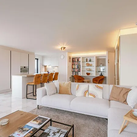 Huswell - Stylish With Sea View Apartment